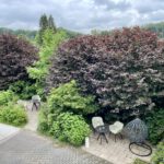 Schöne Terrasse mit zwei gemütlichen Stühlen und einer Hängeschaukel